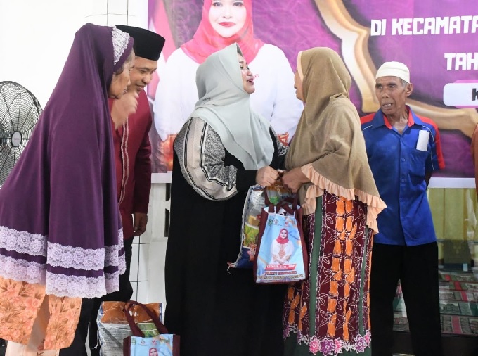 Bupati Bengkalis Kasmarni menyerahkan bantuan saat Safari Ramadan di Masjid Al Ubudiyah, Kelurahan Balai Raja, Kecamatan Pinggir, Bengkalis, AhadÂ  (26/3/2023).